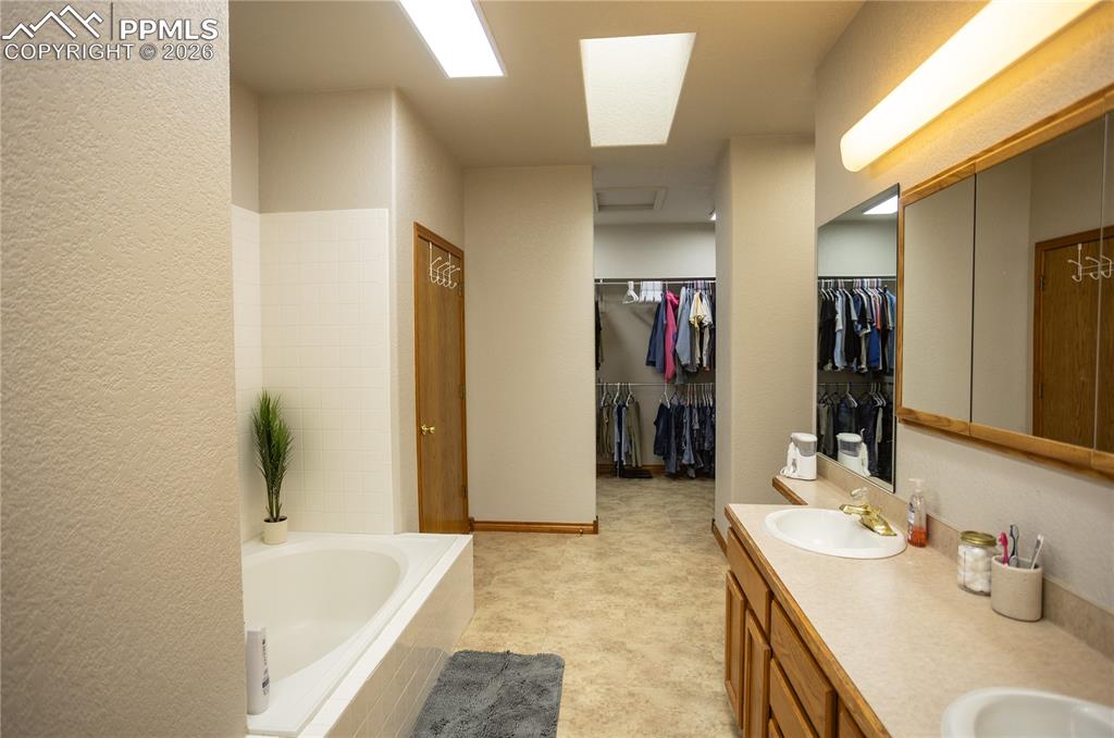 Image 21 of 41: Bathroom