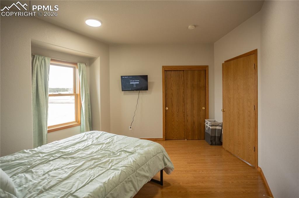 Image 27 of 41: Bedroom