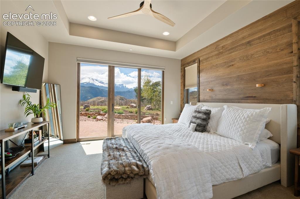 Image 29 of 50: Where guests get the royal treatment. Sophisticated upper-level junior suit