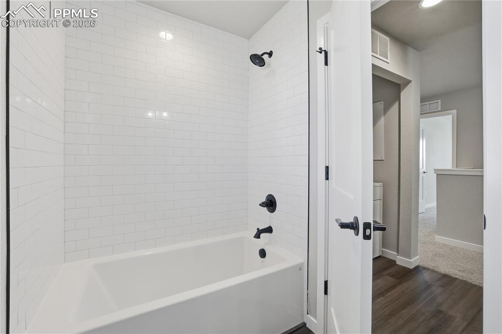 Image 14 of 20: Bathroom