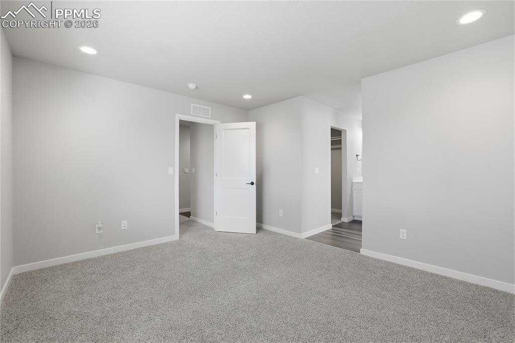 Image 16 of 20: Bedroom