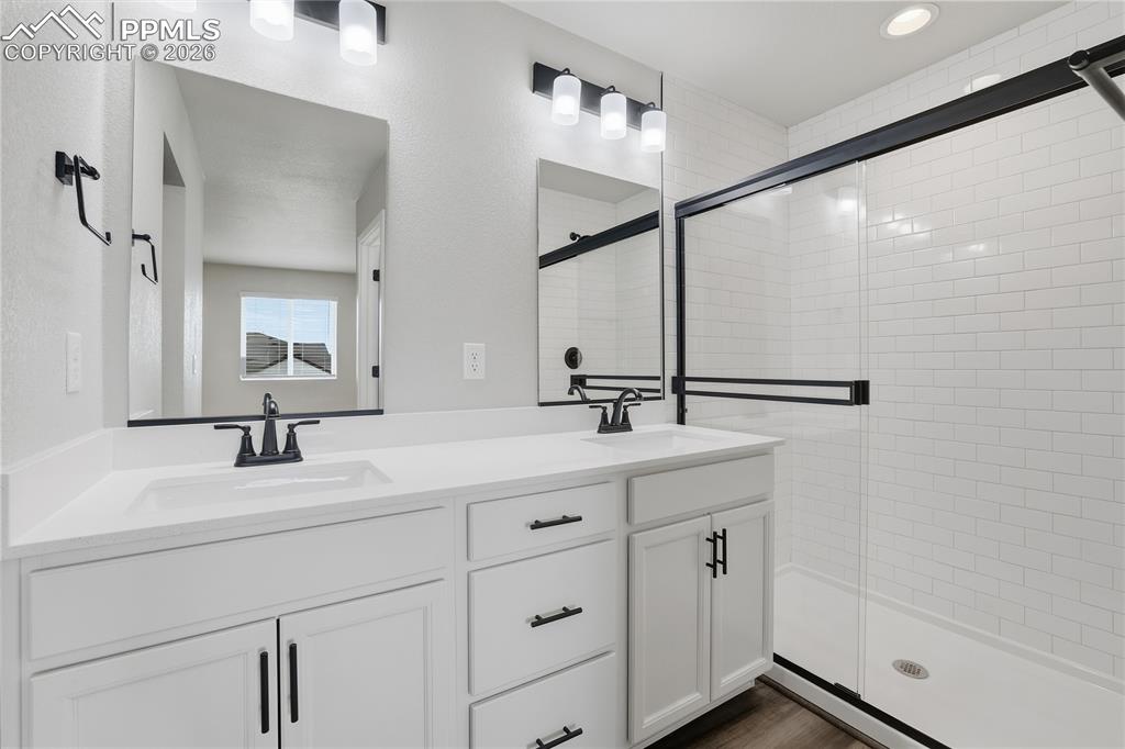 Image 17 of 20: Bathroom