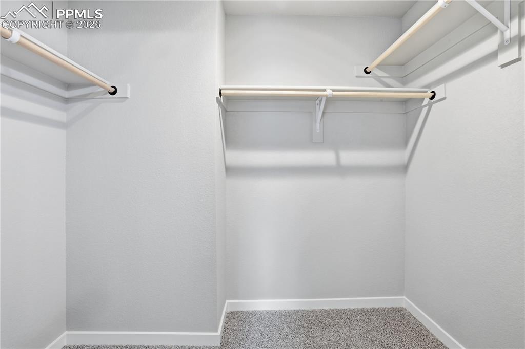 Image 18 of 20: Closet