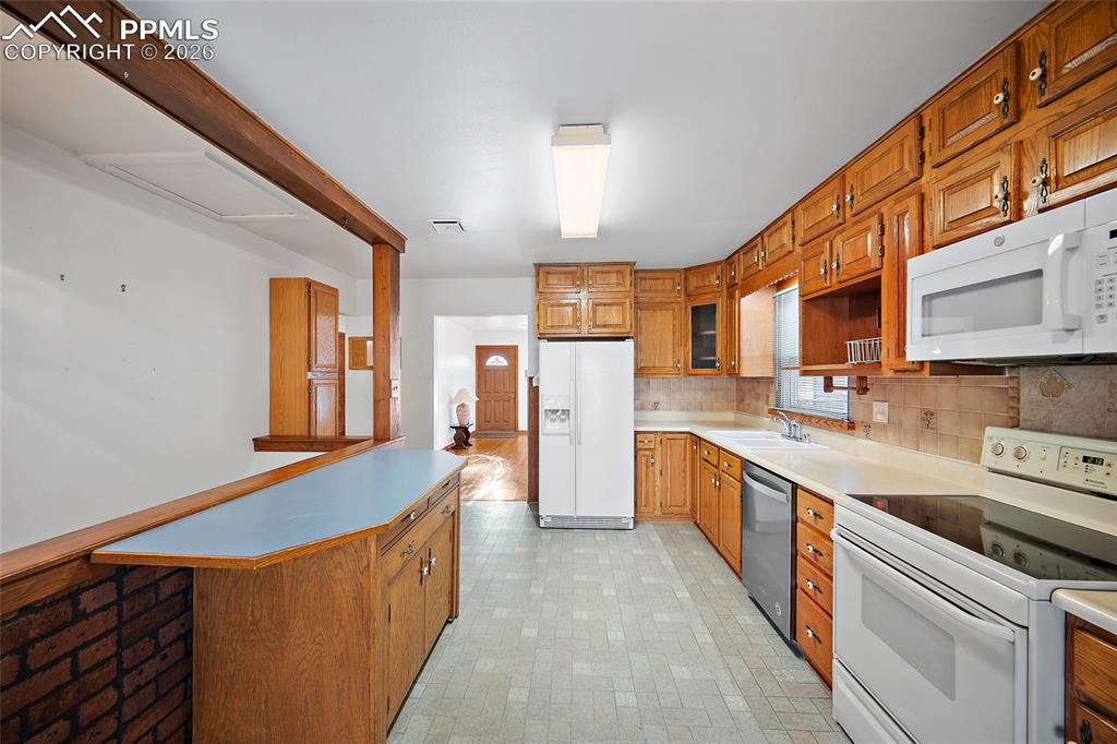 Image 13 of 48: Kitchen