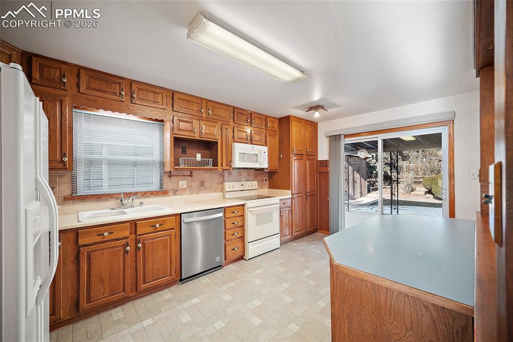 Image 15 of 48: Kitchen