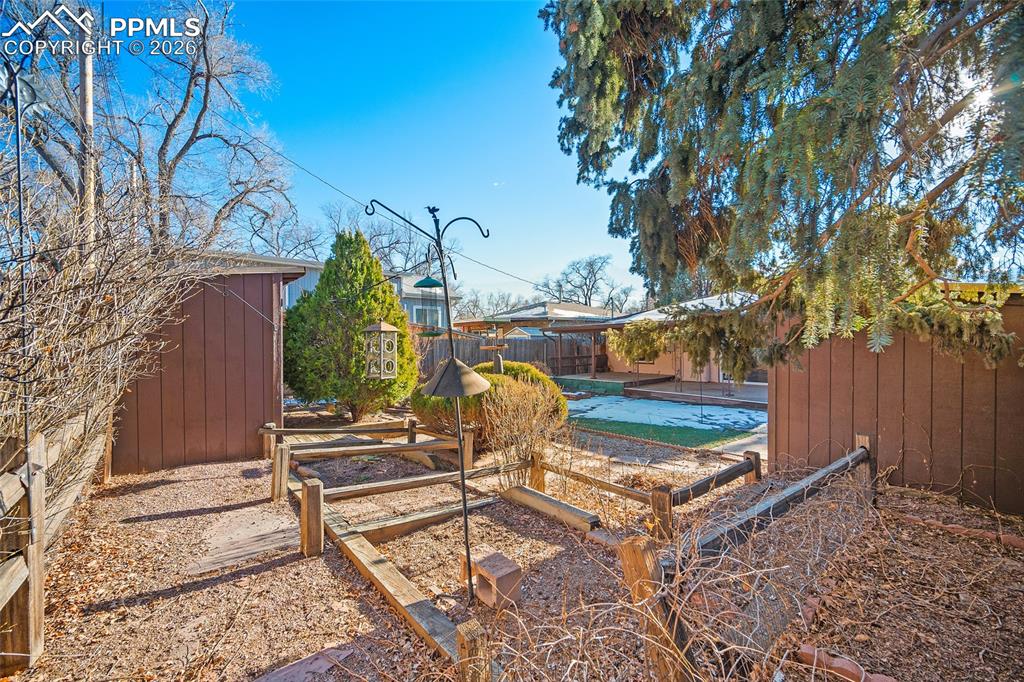 Image 42 of 48: Yard