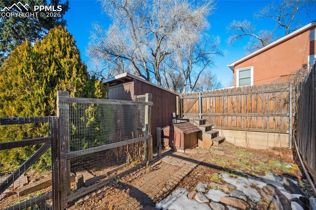 Image 43 of 48: Yard