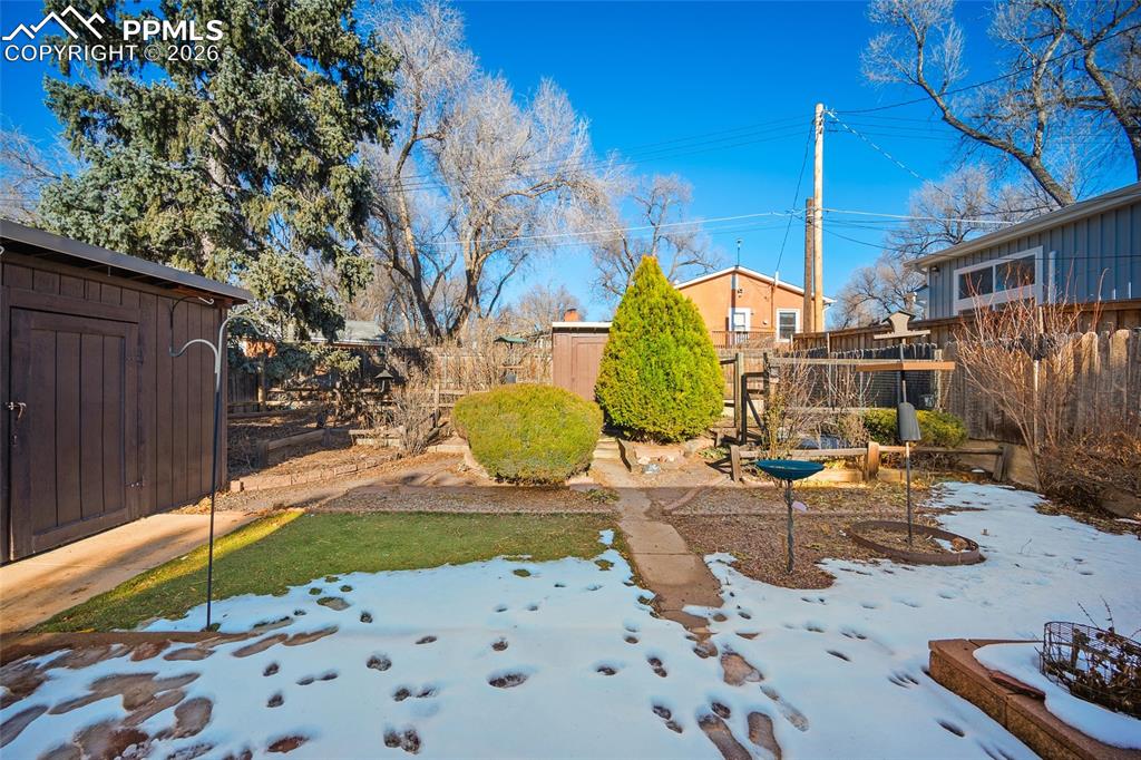 Image 45 of 48: Yard