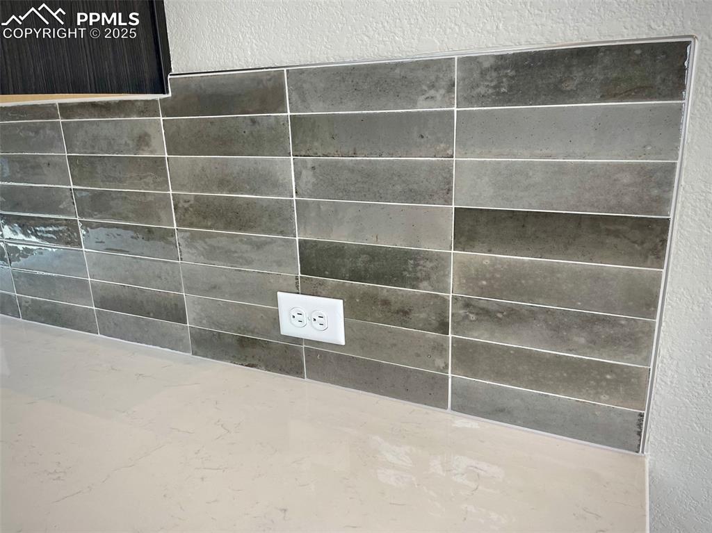 Image 10 of 24: Kitchen