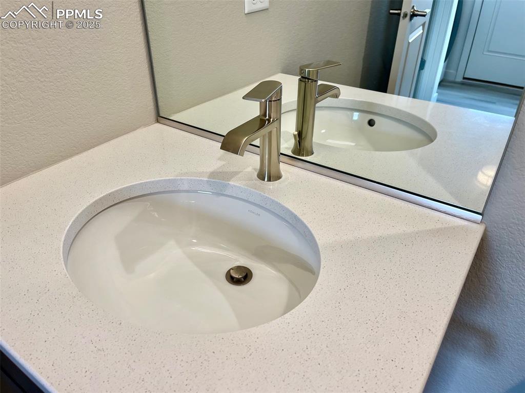 Image 16 of 24: Bathroom