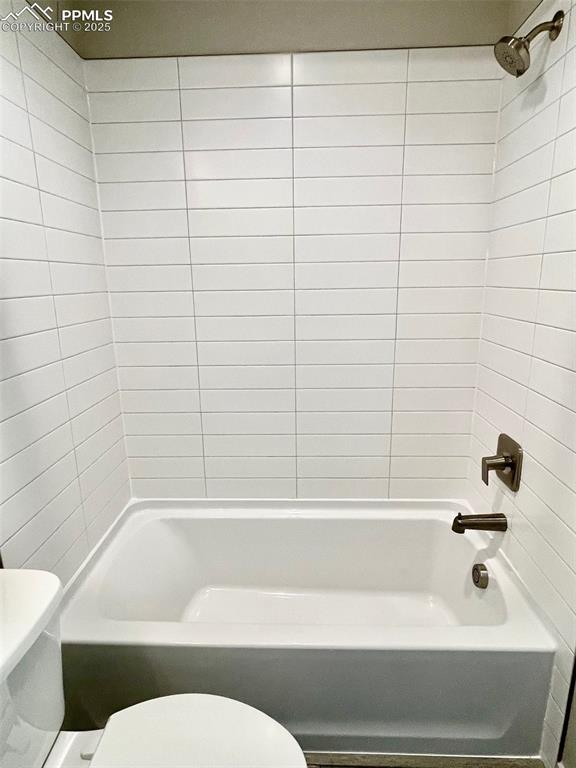 Image 17 of 24: Bathroom