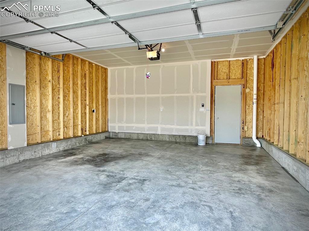 Image 24 of 24: Garage