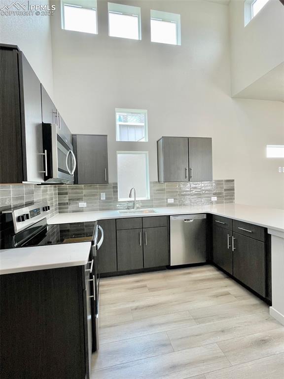 Image 4 of 24: Kitchen