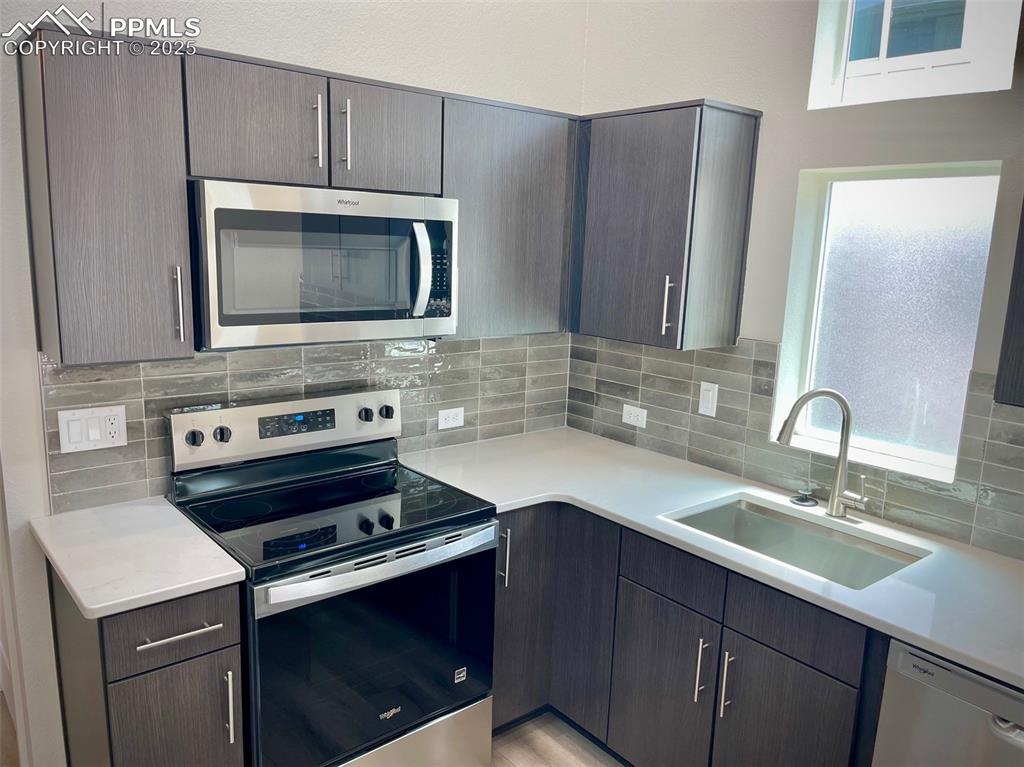 Image 7 of 24: Kitchen