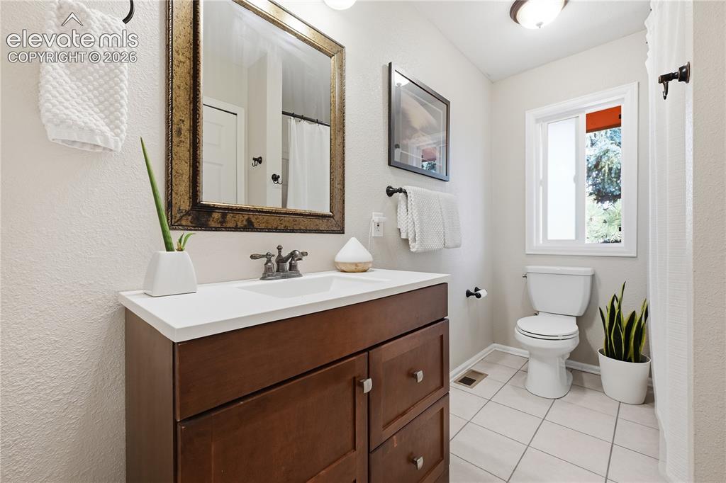 Image 33 of 44: Upper Level full bathroom great light flooding in.
