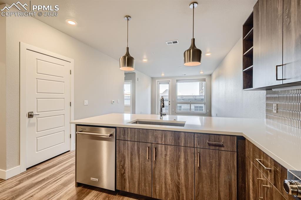 Image 6 of 18: Kitchen