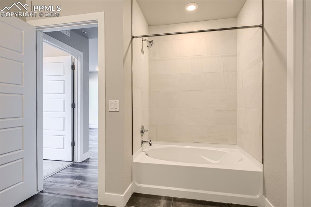 Image 9 of 18: Bathroom