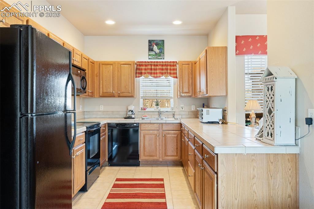 Image 15 of 36: Kitchen