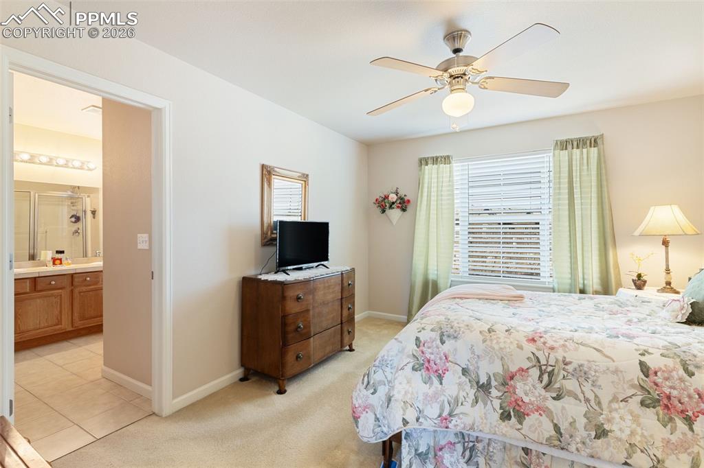 Image 23 of 36: Bedroom