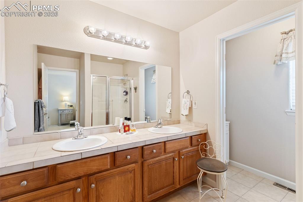 Image 25 of 36: Bathroom