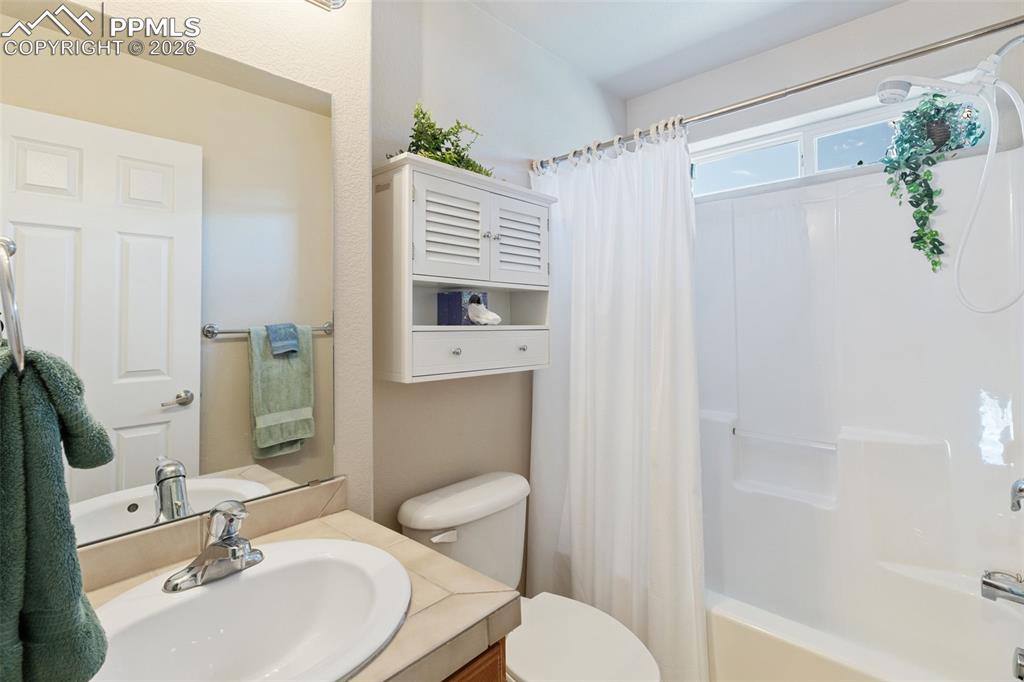 Image 29 of 36: Bathroom