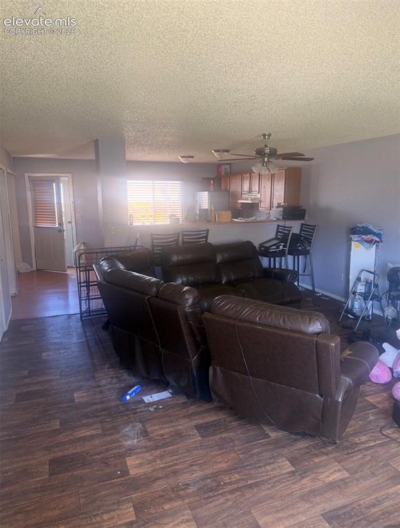 Image 2 of 7: Living Room