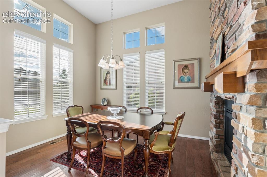 Image 11 of 49: Dining Area