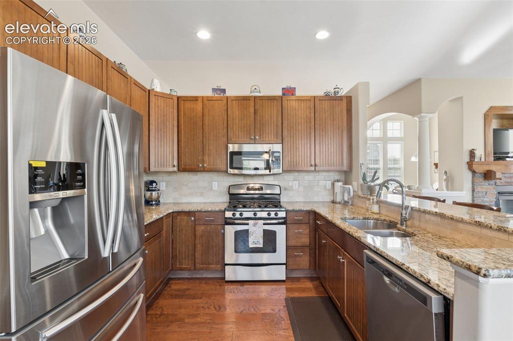 Image 18 of 49: Kitchen