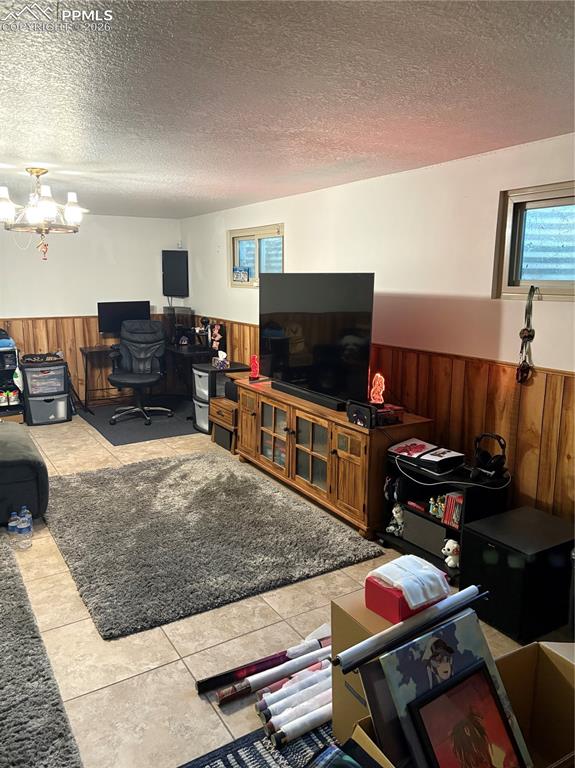 Image 15 of 22: Living Room