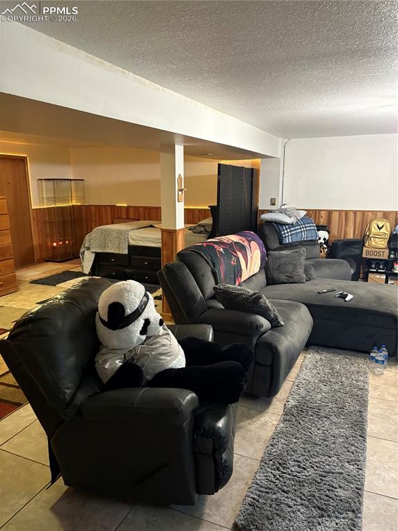 Image 16 of 22: Living Room