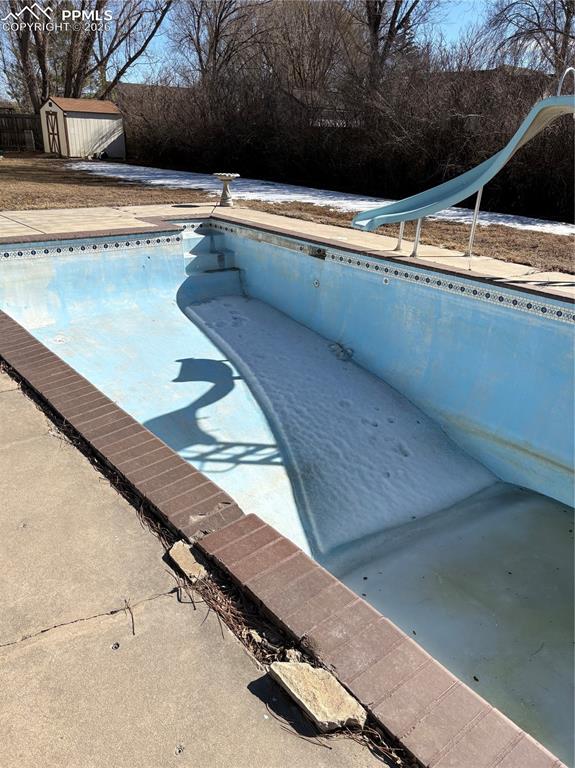 Image 19 of 22: Pool