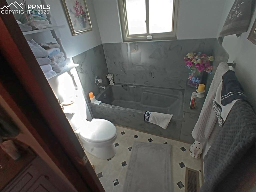 Image 9 of 22: Bathroom