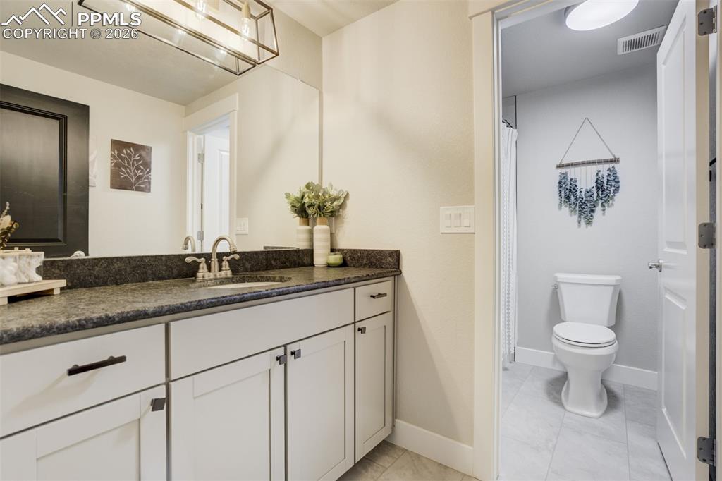 Image 37 of 48: Bathroom