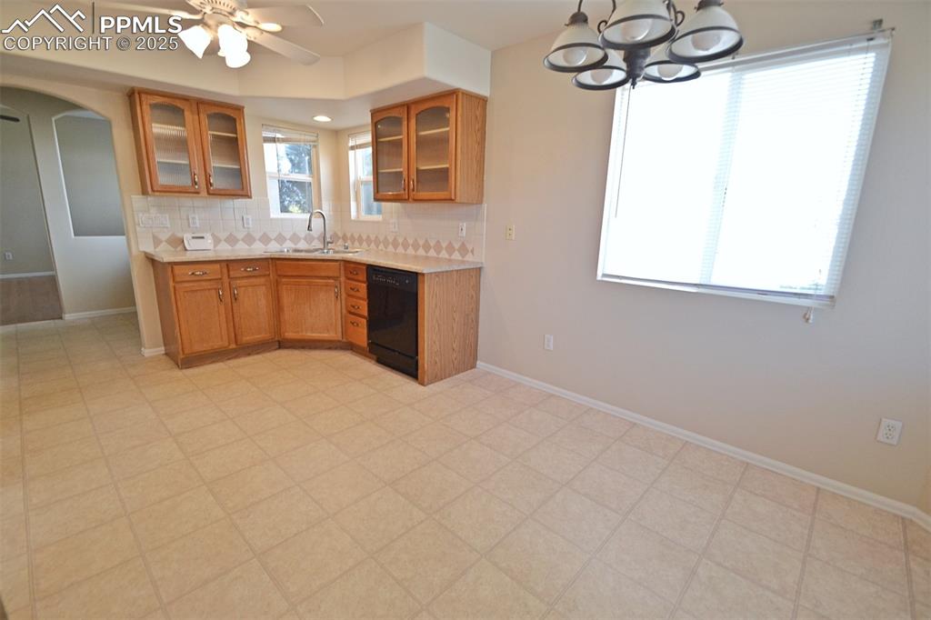 Image 15 of 47: Kitchen