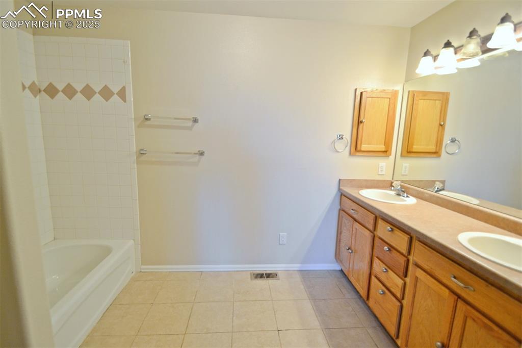 Image 20 of 47: Bathroom