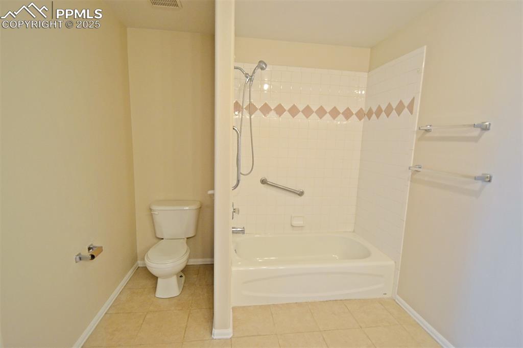 Image 21 of 47: Bathroom