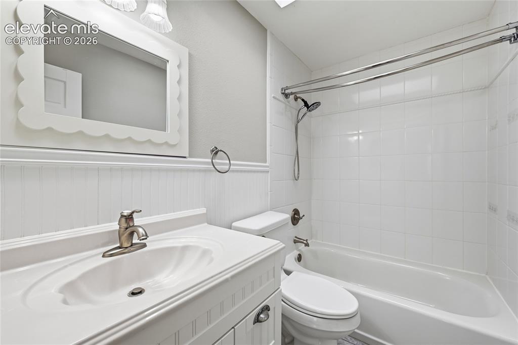 Image 21 of 42: Bathroom