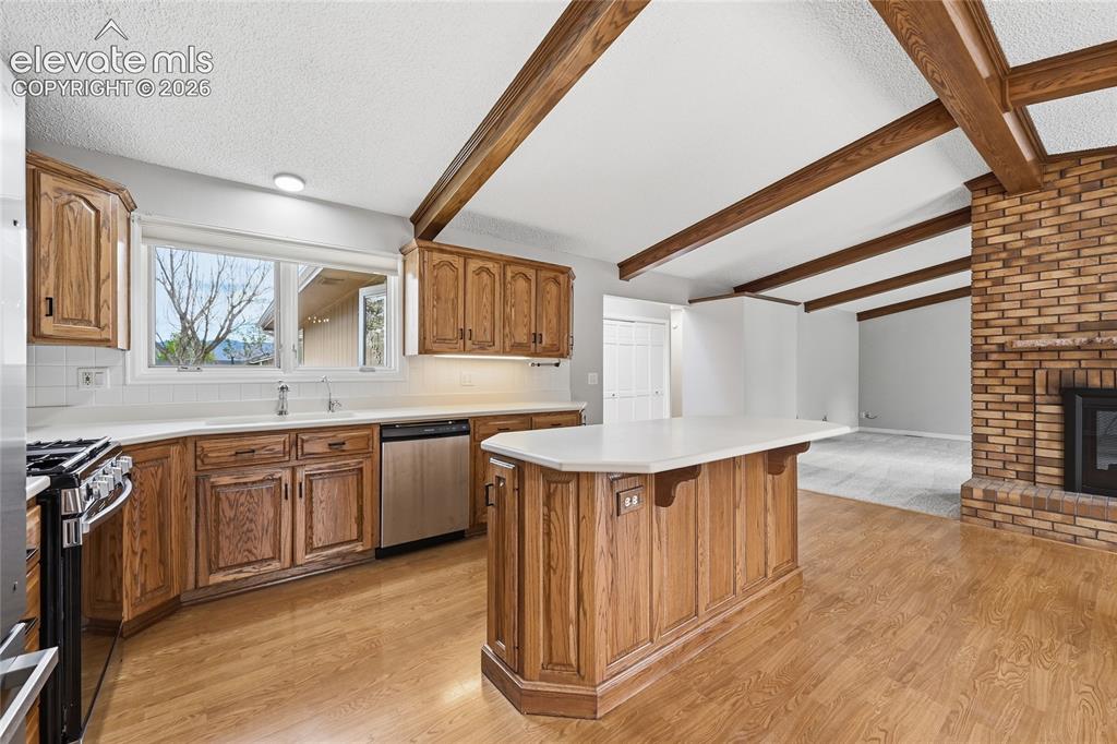 Image 7 of 42: Kitchen