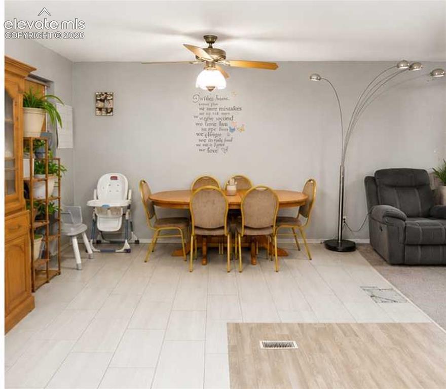 Image 3 of 5: Dining Area