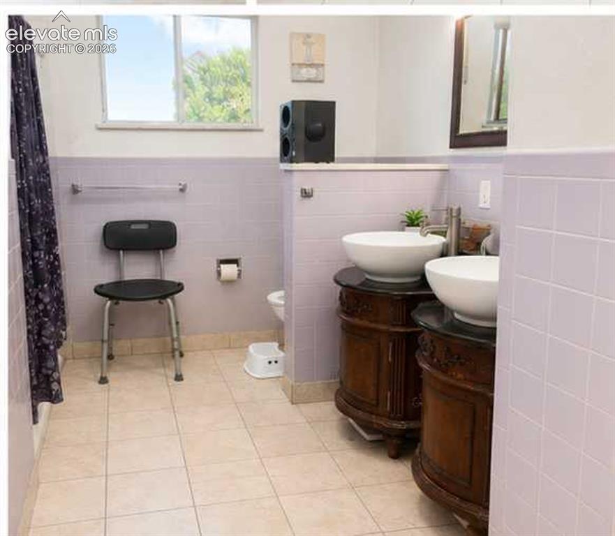 Image 4 of 5: Bathroom