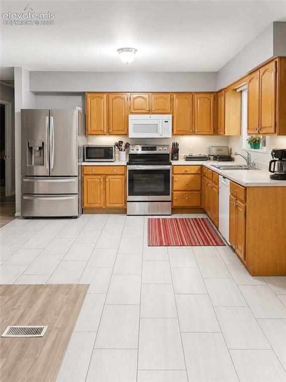Image 5 of 5: Kitchen