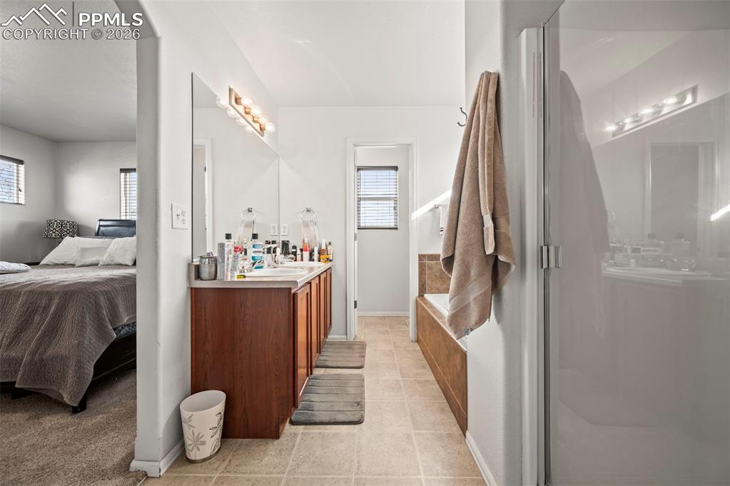 Image 22 of 48: Bathroom