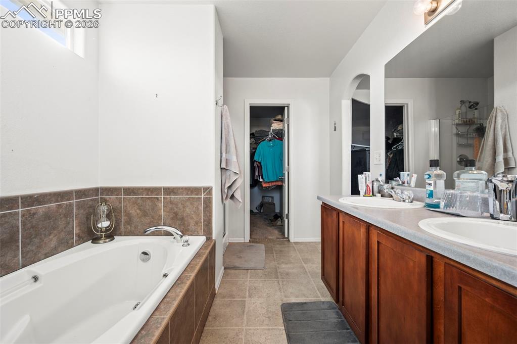 Image 23 of 48: Bathroom