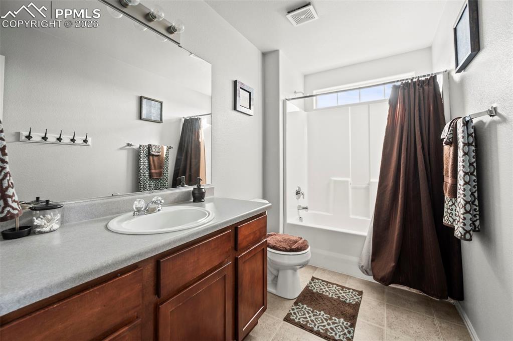 Image 28 of 48: Bathroom