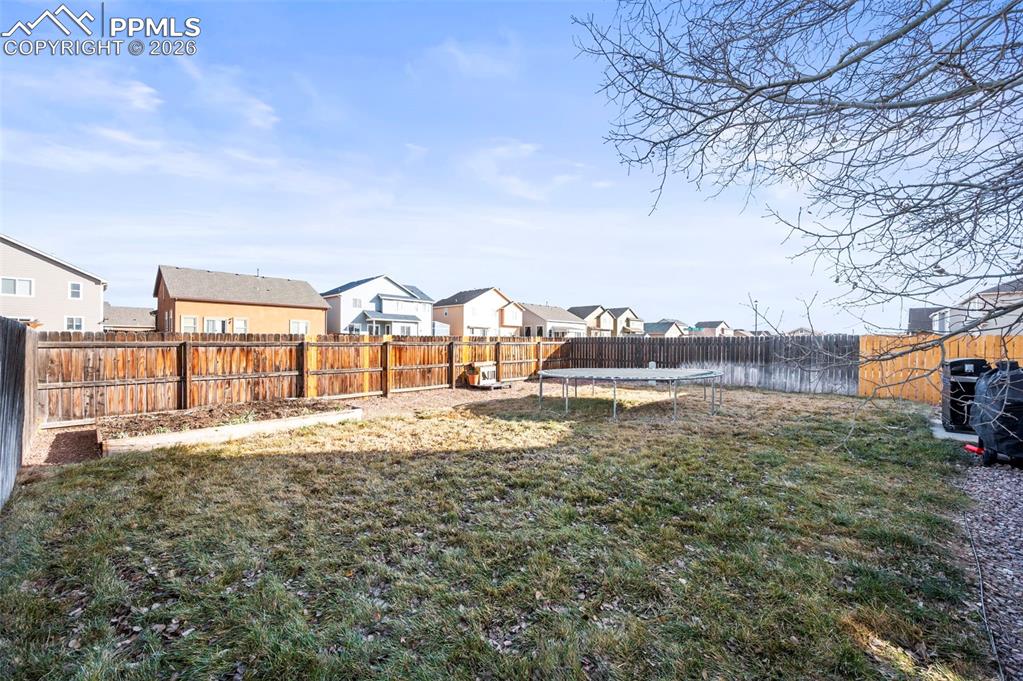 Image 42 of 48: Yard