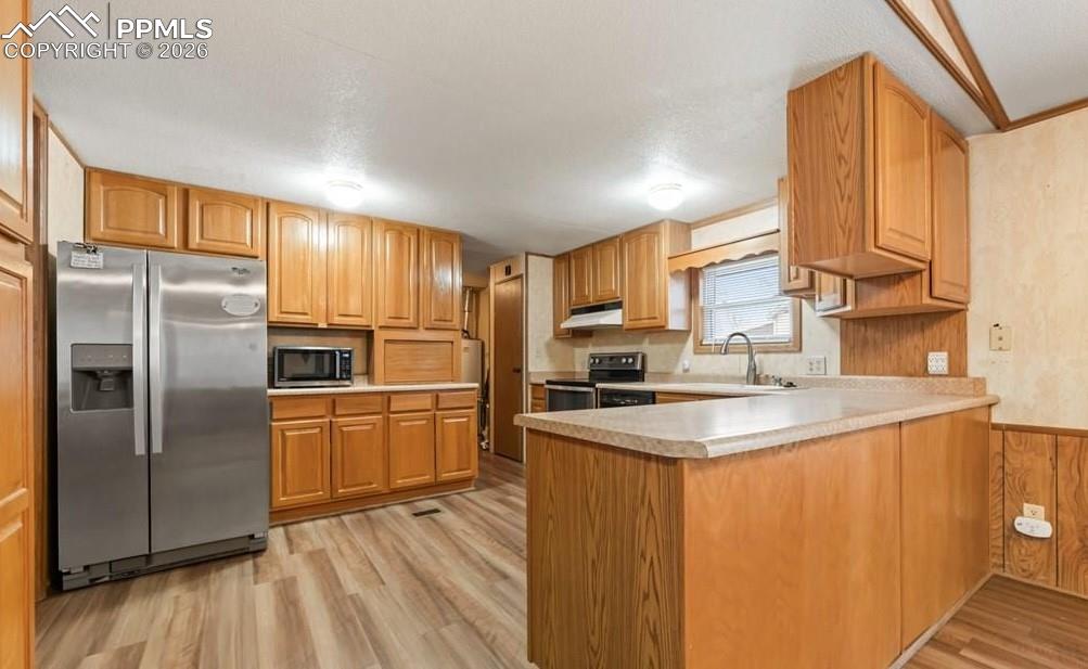 Image 10 of 33: Kitchen