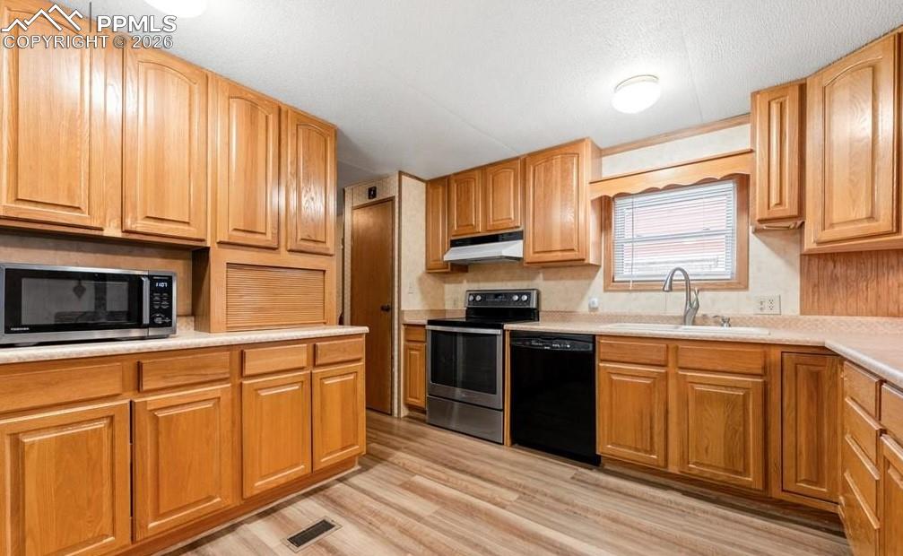 Image 13 of 33: Kitchen