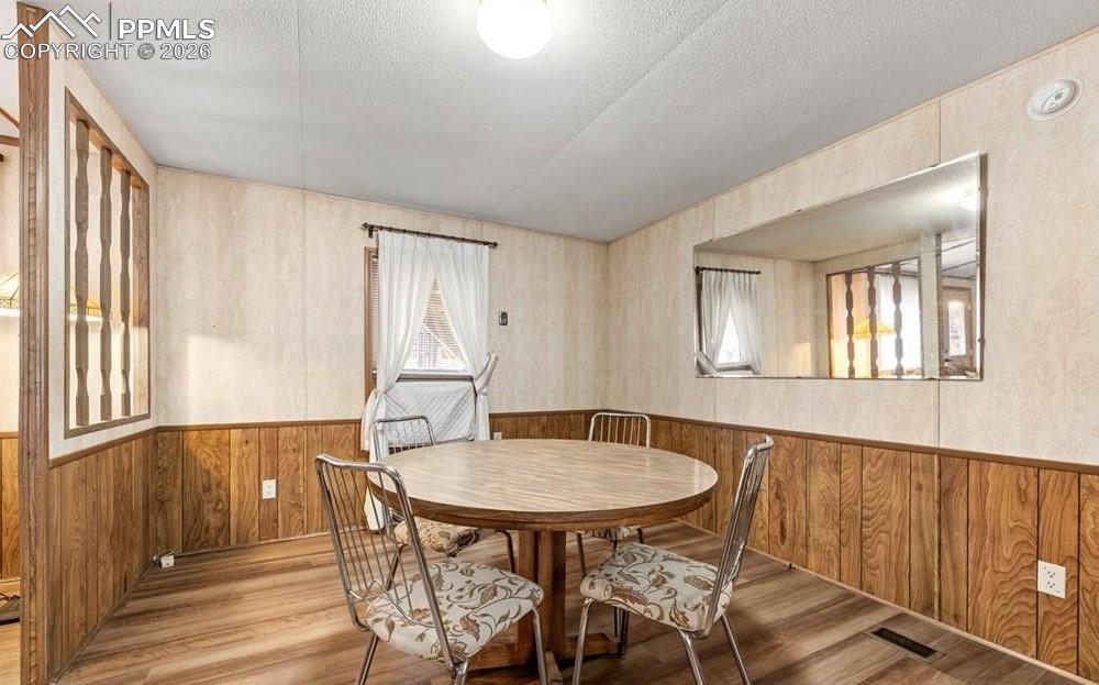 Image 14 of 33: Dining Area