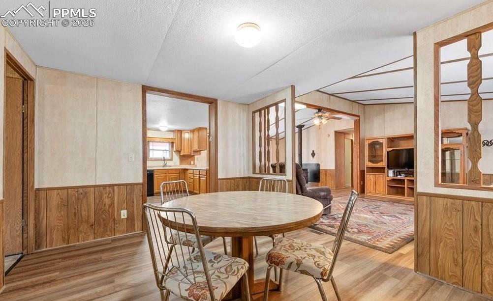 Image 15 of 33: Dining Area