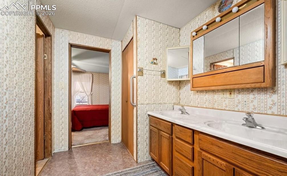 Image 18 of 33: Bathroom